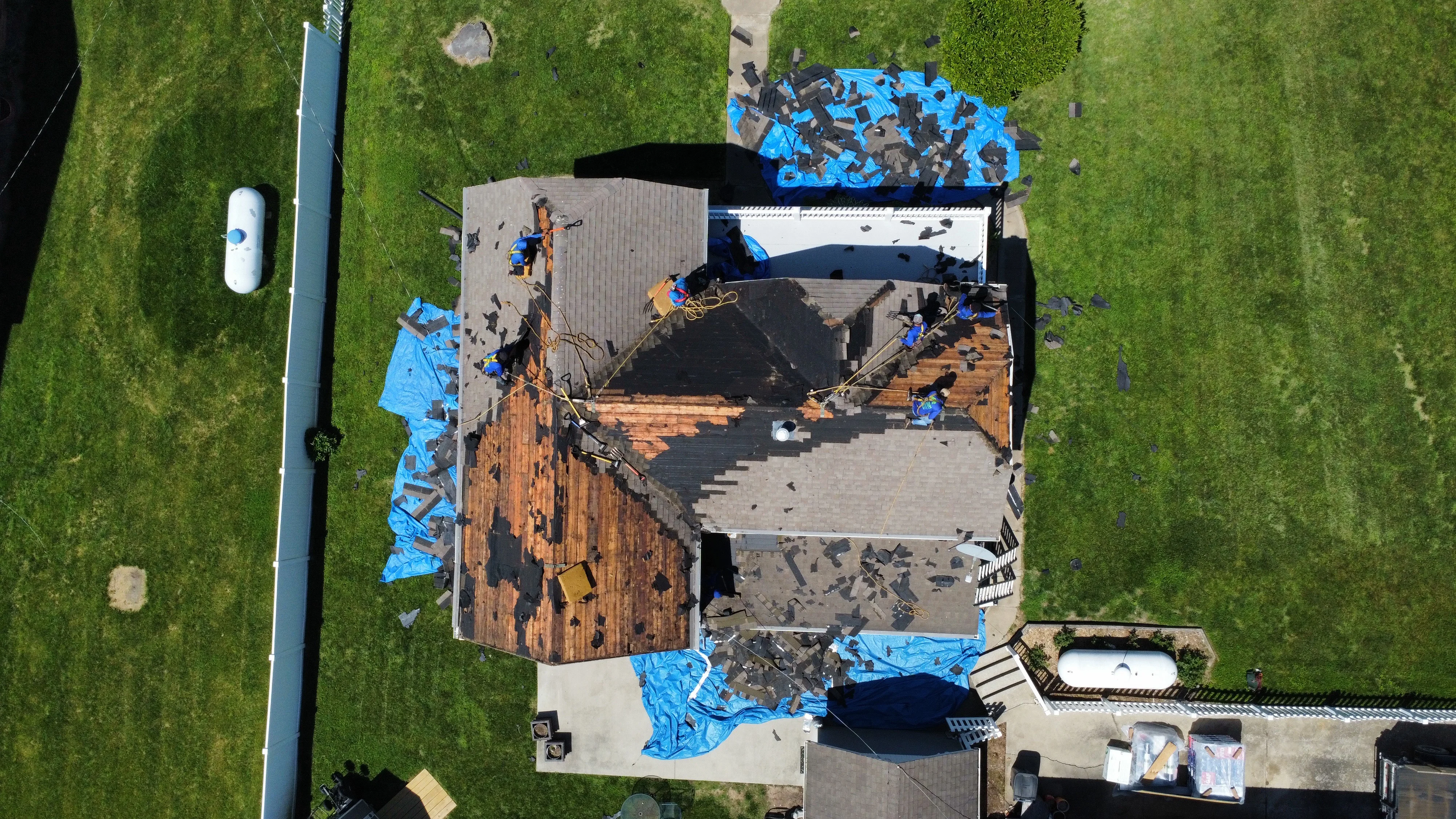 4 Red Flags to Avoid When Hiring Roofing Crews